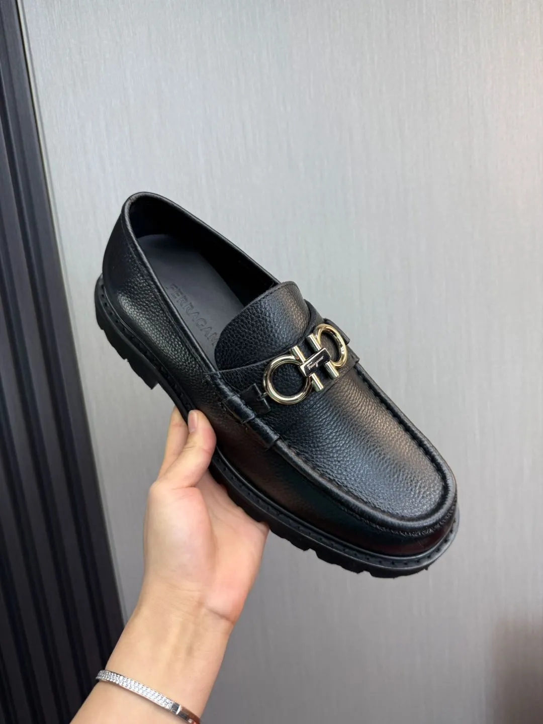 Men's shoes 💰880💰 Ferragamo. [Ferragamo] men's thick-soled loafers, the latest hot style, 1:1 original purchase quality, top quality, imported open-edge beaded cowhide leather on the upper, hand-made three-dimensional stitching highlights the round toe design, the inner foot pads are all imported cowhide, with original lightweight foam outsole, matching code 39-44, (38, 45 custom-made, non-refundable)